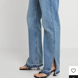 Rowe Raw Split Jeans - Snygga jeans från Weekday med slitningar nertill och slit! Endast använda ca 2 gånger! 👖🌟 Nypris: 600kr, mitt pris går att diskutera! Köparen står för frakten! 