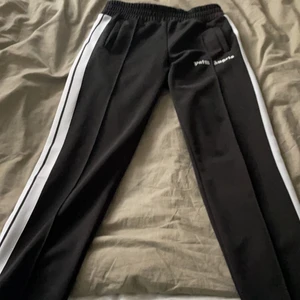 Palm angels trackpants - Palm angels trackpants använda 2 gånger, nypris 4000 kr från Farfetch. Kvitto finns. Storlek M. Mitt pris är 2499 kr(pris kan diskuteras)