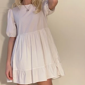 vit klänning  - Vit klänning som jag säljer i samband med mitt företag RETWIST (retwist.se). Strl XS/S. 149kr + 66kr spårbar frakt. Se mer på Instagram: @retwist.se ❤️❤️❤️