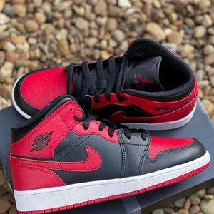 Jordans 1 mid banned  - Säljer mina Jordans 1 mid banned. Storlek 39,5 men de är ganska små i storleken! De är nästan som nya, använt ett par gånger så de är ju lite creesade men det är inget man stör sig på.❤️‍🔥 Köptes på sneakershyllan i Göteborg för 2700kr, men säljes för 1300kr då jag vill bli av med dom! Originalbox och klistermärket finns kvar!❤️‍🔥