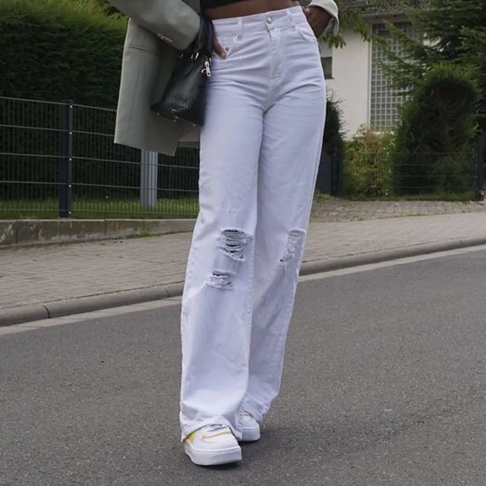 Vita jeans från Bershka, med mindre hål vid knäna! St. 34 så passar S-M. Säljer för 40kr eller 100kr inkl. frakt 💓. Jeans & Byxor.