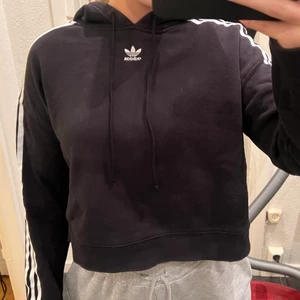 Adidas Hoodie -  Lite croppad, svart. Storlek 34 