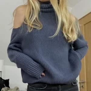 Stickad tröja  - Säljer denna mörkblå/grå stickade tröjan från Zara. Den är helt oanvänd😇