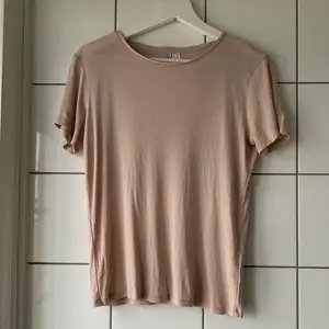 Rosa/beige t-shirt från & other stories. Storlek 36. 💕