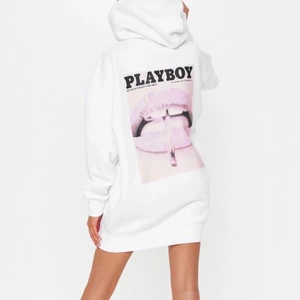 Playboy hoodie - Säljer denna vita Playboy hoodie i strl 36. Oversized och sååå snygg. Som man kan se på tredje bilden har den en fläck på framsidan men denna syns inte mycket när man har på tröjan. Säljer för 250kr+frakt :)