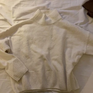 Vit & other stories tröja  - Säljer min superfina vita & other stories tröja då jag har en liknande💗 lite nopprig men annars i toppen skick💕 frakt ingår i priset😘