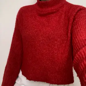 Croppad röd stickad polotröja från H&M, så fin färg!