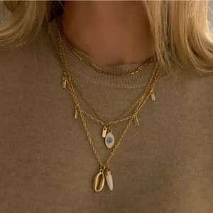 Halsband - 4 Guldfärgade halsband! 50kr styck eller alla för 150kr