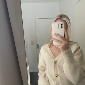 Stickad kofta - Stickad kofta från & other stories med guldiga detaljer (knapparna är hjärtan), aldrig använd