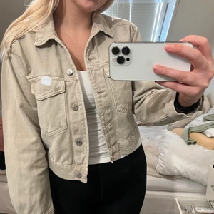 Beige jeansjacka - Beige jeansjacka från Gina, andvänd Max 2 gånger.               Säljer då jag har massa jackor