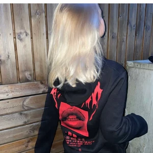 huvtröja - Hoodie i bra skick, storlek S. Säljs för 150kr inklusive frakt❤️ (lånade bilder) 