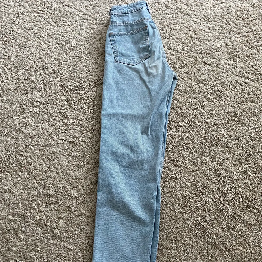 Hej! Jag säljer mina jeans från Zara i storleken 32. Jag säljer eftersom att de inte passar längre. Frakt ingår inte💕. Jeans & Byxor.