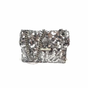 Kurt geiger väska - Säljer min Kurt Geiger väska. Den är silvrig med paljetter, mycket sparsamt använd och i superbra skick. Tror inte den säljs längre. Dustbag tillkommer. 💓💓