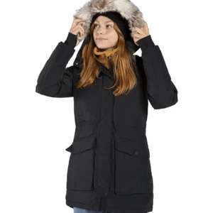 Everest vinterjacka - Säljer en helt oanvänd Everest Vinterjacka parka från stadium. Prislapp finns kvar. I mycket bra skick. Tajt passform. Storlek 38