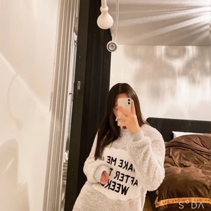 Mjuk grå tjocktröja med text - Min väldig fina och mysiga tjocktröja som är i storlek XS är nu till salu eftersom jag inte längre har plats kvar i min garderob är jag tvungen att sälja den. Jag har använt den ett par gånger men har nyligen köpt den så har inte använt den så mycket. Den är väldig mysig och varm också lätt att kombinera andra kläder med just för att den har färgerna grå, vit och svart. (Köparen står för frakten) 