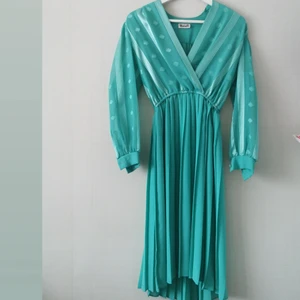 Vintage turkos klänning - Fint och vintage turkos Marinette festklänning i mjukt och glänsigt tygg, och elastisk band kring midjan😍   storlek passar Xs-M                                 300kr+frakt (alt mötes upp i Umeå) 