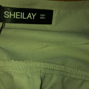 Tröja med rosor  - Oanvänd endast testat och den är lite för stor köpt online från Kina, siden liknande tyg