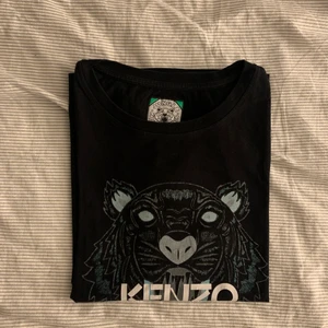Kenzo tröja  - Sista bilden är inte samma som mina bilder, men så ser den ut på. Den kommer inte till användning. 