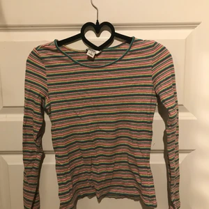 Randig lång ärmadtröja  - Topp från monki ranglig och färgglad, inte jätte varm men stretchig flera starka färger storlek S