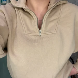Beige sweater  - Säljer denna ifrån Gina Tricot då jag inte har någon användning för den! Sitter som en smäck men som sagt, använder den aldrig, använd runt 3 gånger! Perfekt till de mesta skulle jag säga!😊