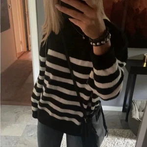 H&M randig tröja - Budgivning på denna populära tröjan från H&M!☺️ Slutsåld på hemsidan! Tröjan har inga synliga defekter eller noppror! Köparen står för frakten! (De 2 första bildern är lånade)❤️  ❗️Om man lägger bud är man bunden till köpet❗️