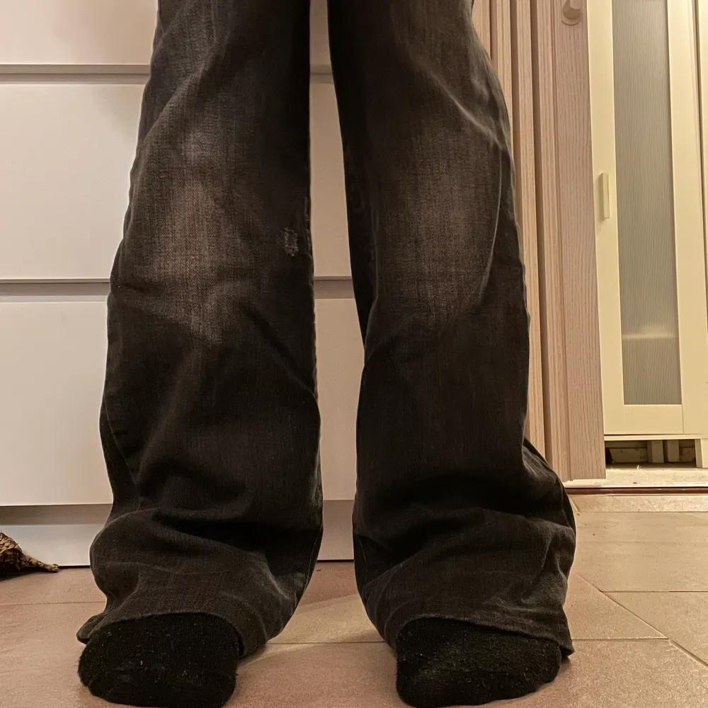 Snygga svarta fornarina jeans som tyvärr är lite stora i midjan på mig, men inte överdrivet utan det funkar. Men används inte så mycket längre. Dom är ba lite långa. Dom är straight leg/bootcut. Köpare står för frakten, kan mötas upp i Sthlm också💕. Jeans & Byxor.