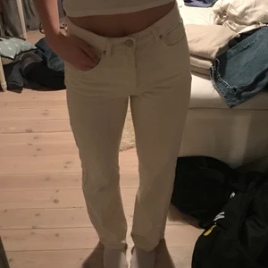 Beigea jeans  - Beiga jeans med långa ben och hög midja. Jag är 175 för referens 