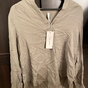 Skjorta - Säljer min oanvända gröna skjorta i storlek M. Jätte skrynklig just nu men innan jag ger igen mig plagget kommer den givetvis att strykas 