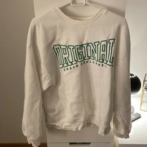 Sweatshirt från Gina tricot! - Jättefin sweatshirt från Gina tricot som knappt är använd. I storlek S å säljs för 100kr+frakt som köpare står för 💓betalning sker via swish 