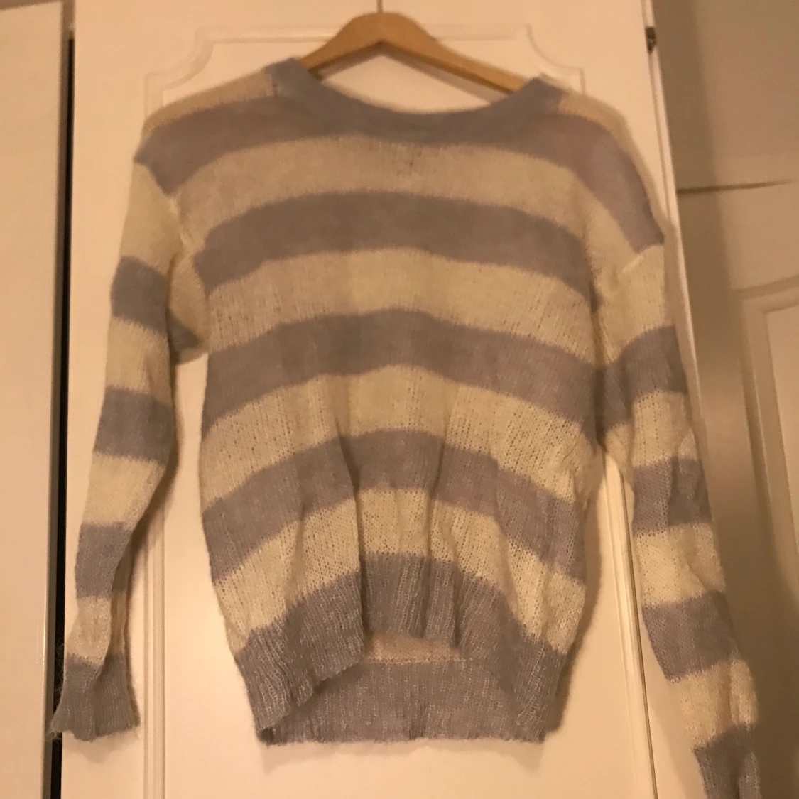 Lila och vit randig tröja 