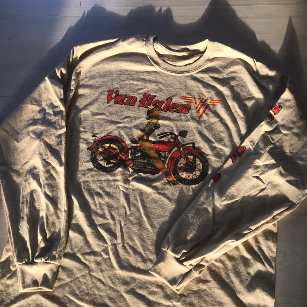 Skitcool Van Halen tröja jag köpte på nätet i storlek XL. Den var alldeles för stor för mig som brukar ha S men ville ha en oversiezed tröja. Aldrig använd. Har tryck både fram och på ena ärmen💕. Tröjor & Koftor.