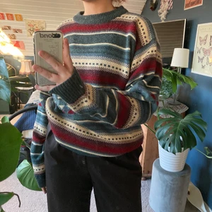 Stickad tröja - Gammeldags stickad tröja från second hand. Bra skick och passar oversized på xs-l. Skriv för fler bilder eller frågor 💜👌🏻BUD 150kr