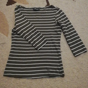 Trendig grön tröja med vita streck - Lite smalare i midjan, 3 kvarts ärmar. Om du vill ha leverans, 50 kr