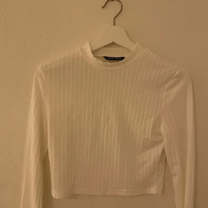 Topp - Jätte fin topp men inte riktigt min stil , den är ifrån SHEIN men har väldigt skönt o fint material , strl M men den är väldigt strechig så skulle säga den passar S till en liten L