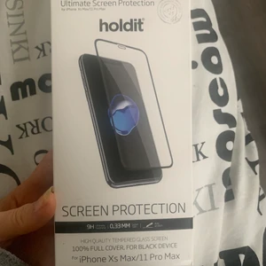 Glasskydd iPhone Xs Max/11 Pro Max - Säljer mitt Glasskydd från holdit då jag bytt telefon. Obruten förpackning. Passar både Xs Max och 11 Pro Max. Nypris 249kr