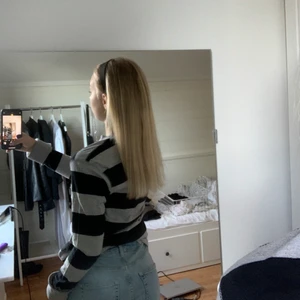 randig tröja  - Fin tröja som inte används lägre, tröjan är i jätte skönt material och passar perfekt till kalla kvällar, 30+ frakt 💕,