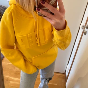 Gul hoodie - 💛Gul hoodie från Bikbok i storlek M. Jag har i vanliga fall XS/S så den sitter oversized på mig💛