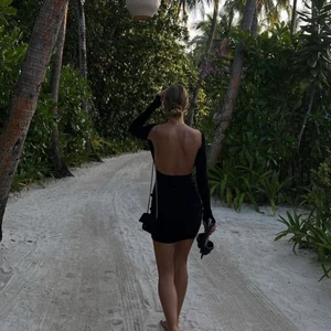 NYL TREND - EN klänning väldig lik den hanna schönberg bär men denna är från Nelly (lite längre i modellen) och är andvänd 1 gång kommer ej till andvändning där av säljs🦋❤️ LÄGGS UPP IGEN DÅ KÖPAREN EJ SVARAR