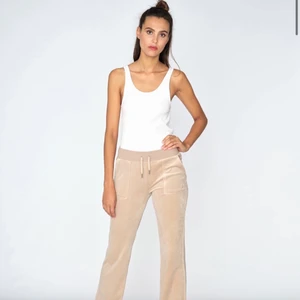 Juicy couture  - Skulle vilja byta mina juicy couture byxor i S eftersom dom är för stora mot ett par andra juicy couture byxor i Xs/Xss. Dom är aldrig använda eftersom dom är för stora dom är i samma form som jag fick hem dom vilket innebär helt nya. Skriv gärna om ni skulle vilja ha fler bilder på osv. Kan även tänka mig o sälja