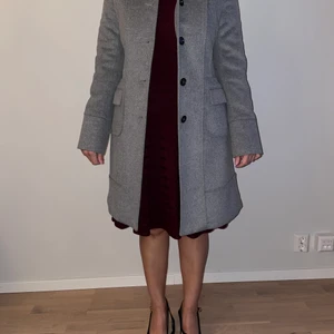 Zara kappa helt ny för 500 kronor  - Säljer en ny Zara som jag fick som present men det var för lite för mig. Storlek S, grå färg