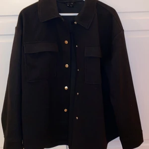 Svart jacka - Superfin svart skjortjacka från ginatricot. Aldrig använd då den ej passar mig💕 ordinariepris 499kr. Storlek S. Lite oversized😍