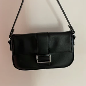 Svart handväska - Köpt på bershka och använd fåtal gånger. Säljer den då jag har lite för många handväskor och inte kommer till användning. 