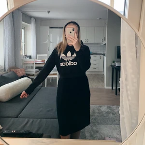 Adidas hoodie  - Croppad adidas hoodie 💛 Strl 38
