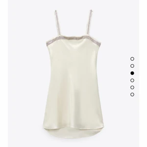 Klänning från Zara - Superfin och slutsåld klänning från Zara! Säljer då den inte passade mig, så den är endast testad med prislapp kvar. Orginalpris 399kr💓 Köparen står för frakt som ligger på 66kr💓