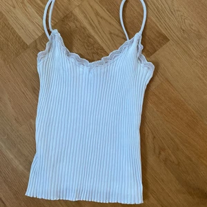 Vitt linne - Oanvänt linne🤍 finns även i gul💛