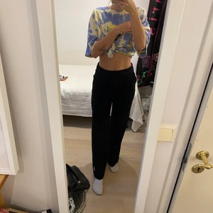 Svarta kostymbyxor  - Svarta kostymbyxor från Carin Wester aldrig använda. Säljer pga något stora. Har i vanliga fall 36 så skulle säga att dessa är true to size.