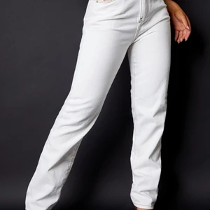 Vita jeans  - Vita jeans helt oanvända, det är en st 40 men är ganska liten i storleken. Passar den som gillar lite baggy clothes! 