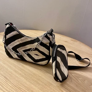 Polly Prinsess väska - Over the shoulder väska + plånbok från polly prinsess. Säljer för 200kr + frakt. Totalpris 278kr 🌸