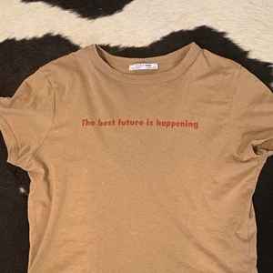 T-shirt från Zara - Denna riktigt snygga t-shirten med tryck är knappt använd. Köpte den för några år sedan i en förliten storlek och har bara blivit kvar i min garderob tyvärr. Älskar färgen som är lite beige brun aktig. (Riktigt snygg som en babytee)💜 Hör av dig om du vill ha fler bilder eller har några frågor:)