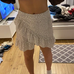 Prickig kjol - Jättefin prickig kjol från shein🖤🤍 Köpt i somras och är aldrig använd då jag inte tycker den passar mig. 